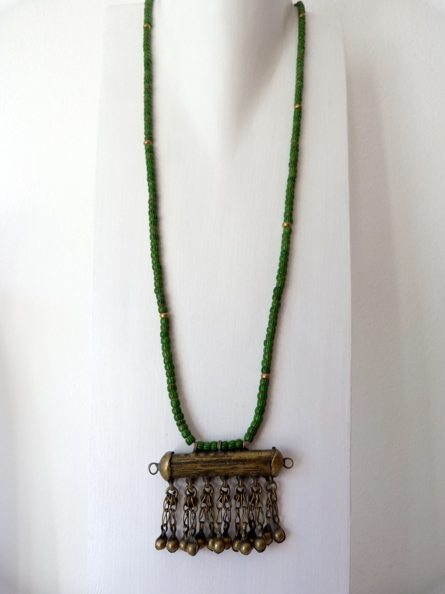 Grüne Halskette aus alten Glasperlen, afrikanische Handelsperlen mit  afghanischem Anhänger